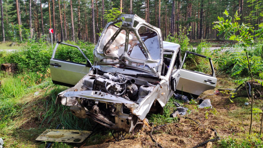 Автомобиль, попавший в кювет в результате аварии в лесу