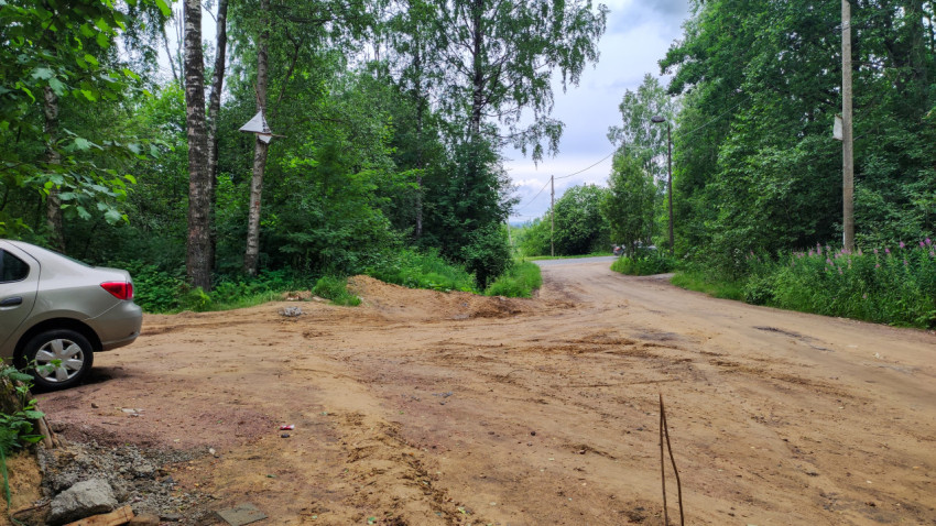 Песчаная дорога в лесу рядом с поворотом