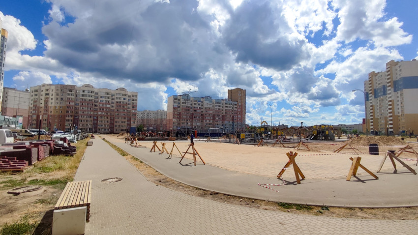 Огороженная строительная площадка во дворе многоквартирного дома