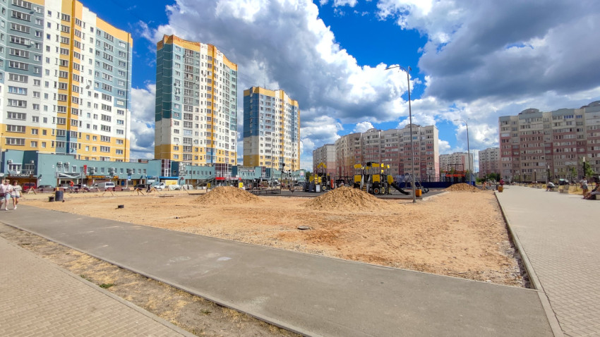 Песчаные горы во дворе жилого комплекса во время строительных работ