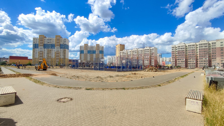 Укладка щебня во дворе жилого комплекса