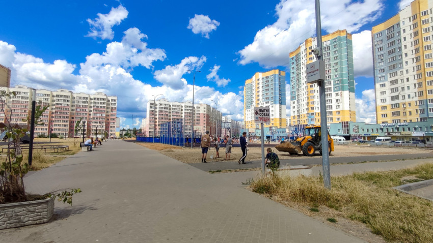 Укладка щебня во дворе многоэтажного жилого здания