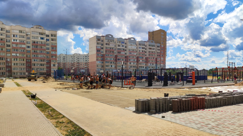 Укладка тротуарной плитки во дворе многоквартирного дома