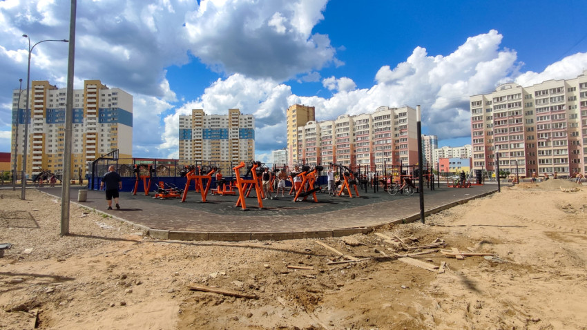 Спортивная площадка в жилом районе под ярким небом