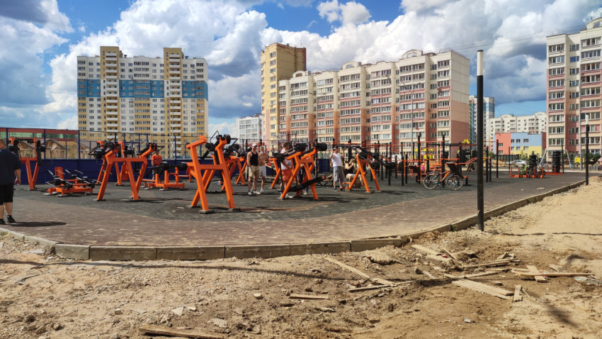 Спортивная площадка в жилом районе с многофункциональными тренажерами