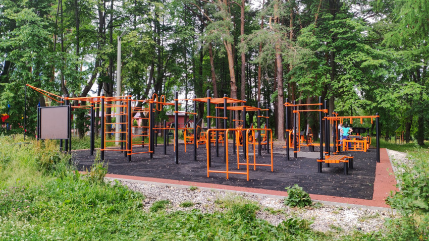 Новая спортивная площадка в парке с тренажерами