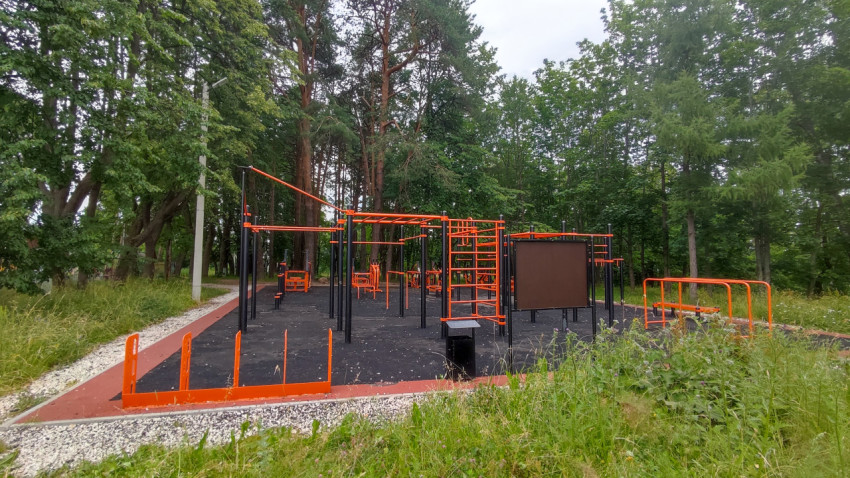 Спортивная площадка в парке для активного отдыха на свежем воздухе