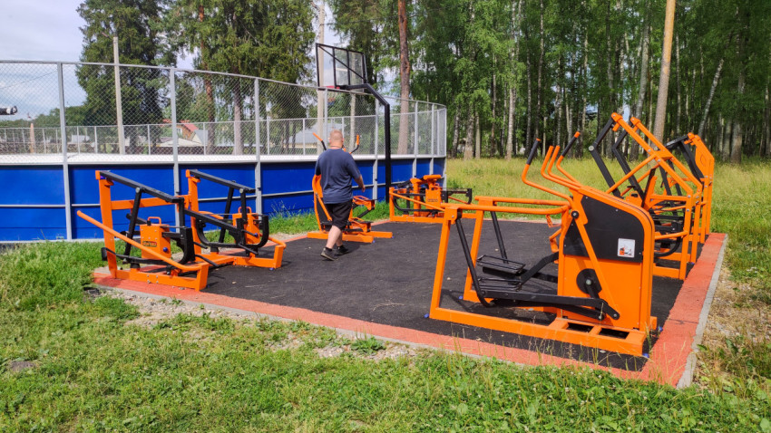 Спортивная площадка в парке с тренажерами на свежем воздухе