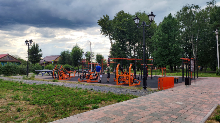 Спортивная площадка в поселке с тренажерами и ясным небом