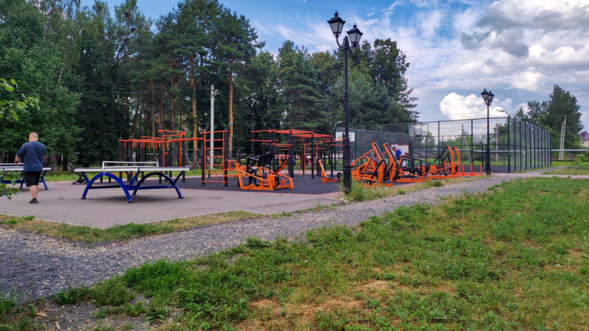 Спортивная площадка в поселке для тренировок и активного отдыха
