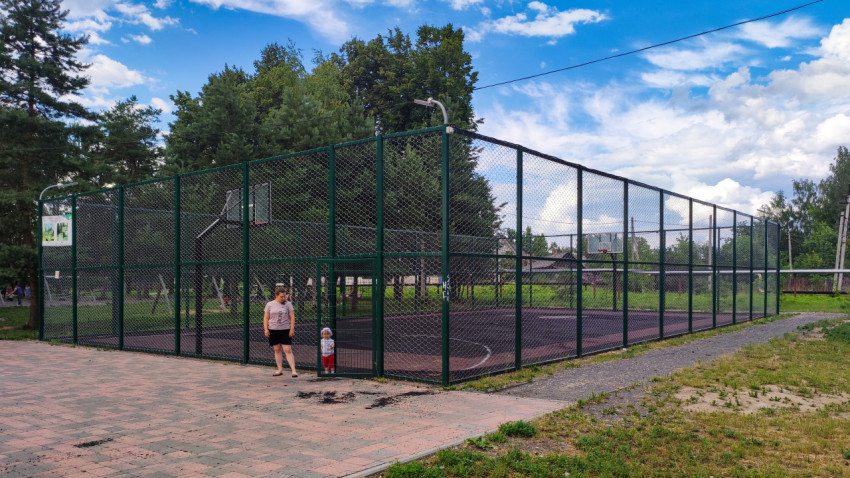Спортивная площадка в поселке с кортом для игры в баскетбол