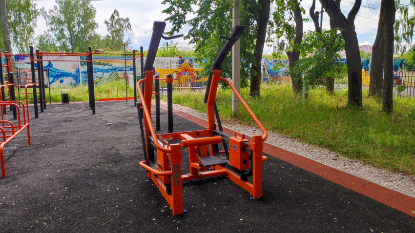 Оборудование для уличного спорта на площадке в парке