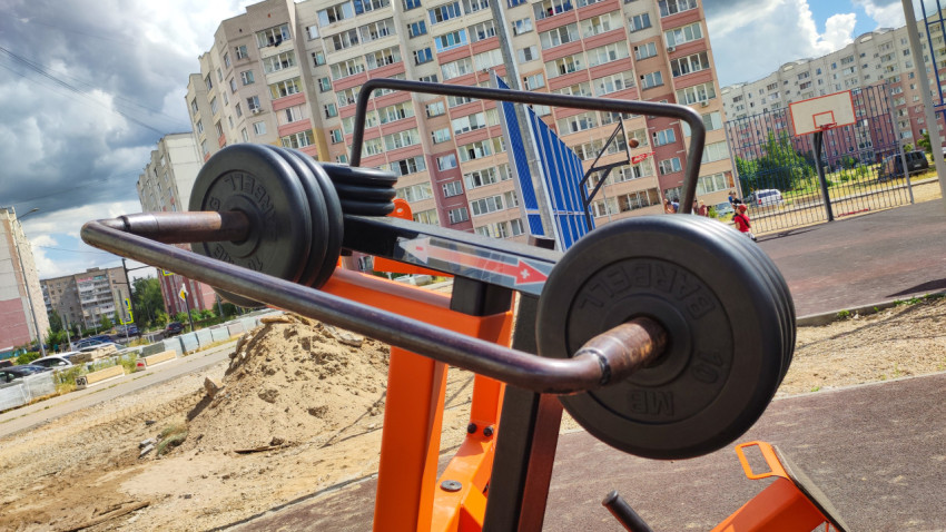 Диски на уличном тренажере на спортивной площадке