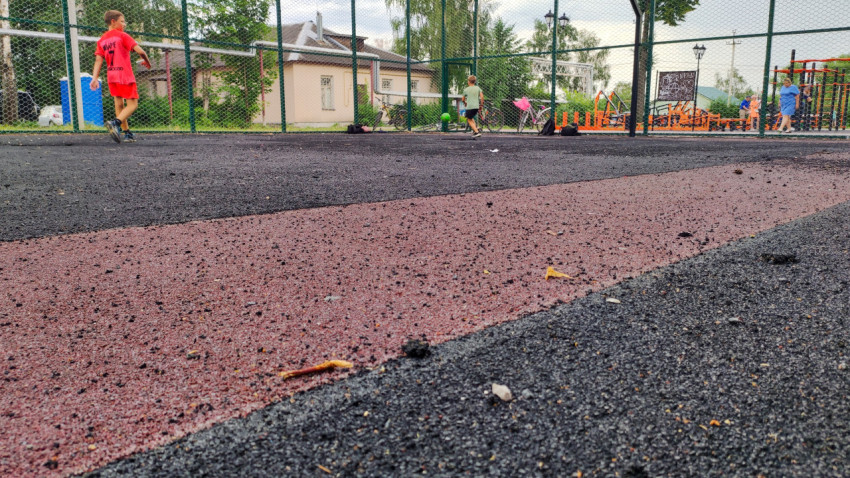 Резиновое покрытие на игровой площадке в парке в ясный день