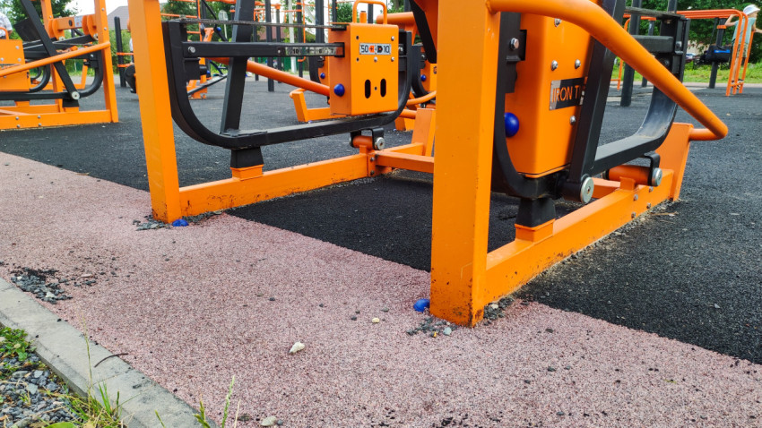 Резиновое покрытие под уличным тренажером для занятий физкультурой