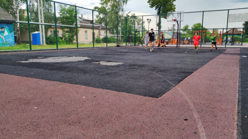 Поврежденное резиновое покрытие на игровой площадке для детей
