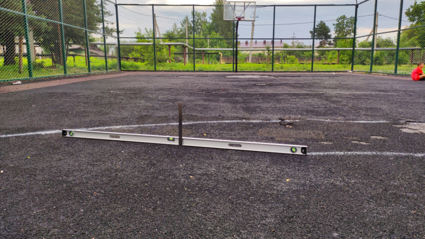 Измерение неровностей на резиновом покрытии игровой площадки в парке
