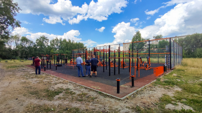 Спортивная площадка на пустыре в облачный день