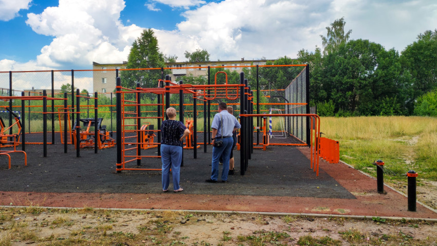 Спортивная площадка на пустыре в городе