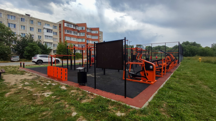 Спортивная площадка на пустыре рядом с жилыми зданиями в городе