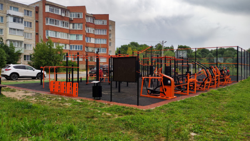 Спортивная площадка на пустыре рядом с жилыми домами в городе