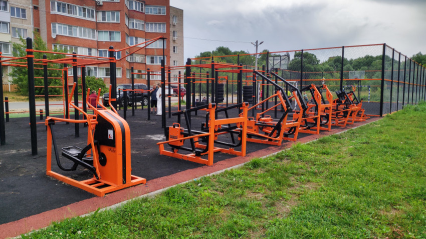 Спортивная площадка с уличными тренажёрами возле жилых домов