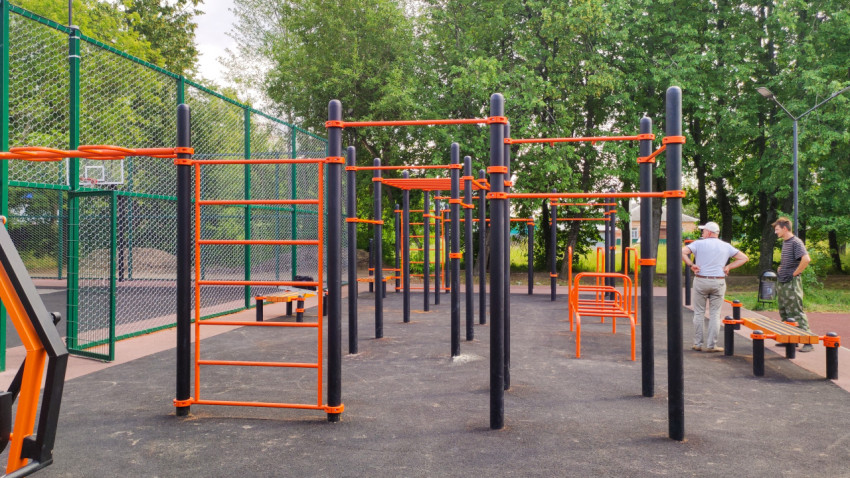 Установленные турники на спортивной площадке в парке
