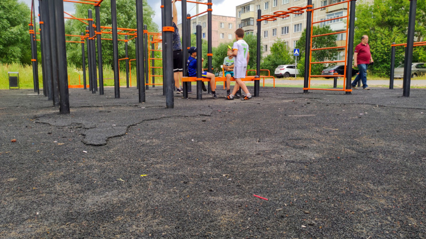 Повреждения резинового покрытия на спортивной площадке в городе