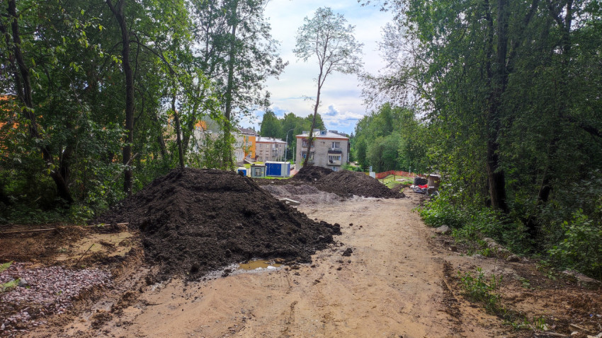 Кучи земли для ландшафтного дизайна вдоль дороги