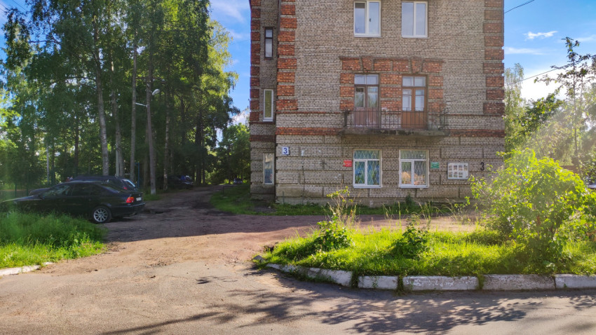 Двор с многоэтажным зданием и зеленой территорией в городе