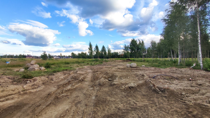 Участок земли после укладки инженерных коммуникаций в загородной местности