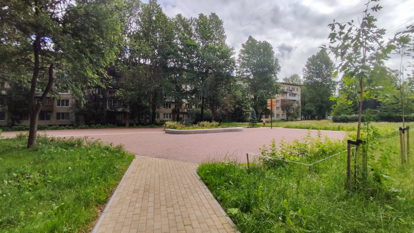 Городская площадь с зелеными насаждениями и пешеходной дорожкой