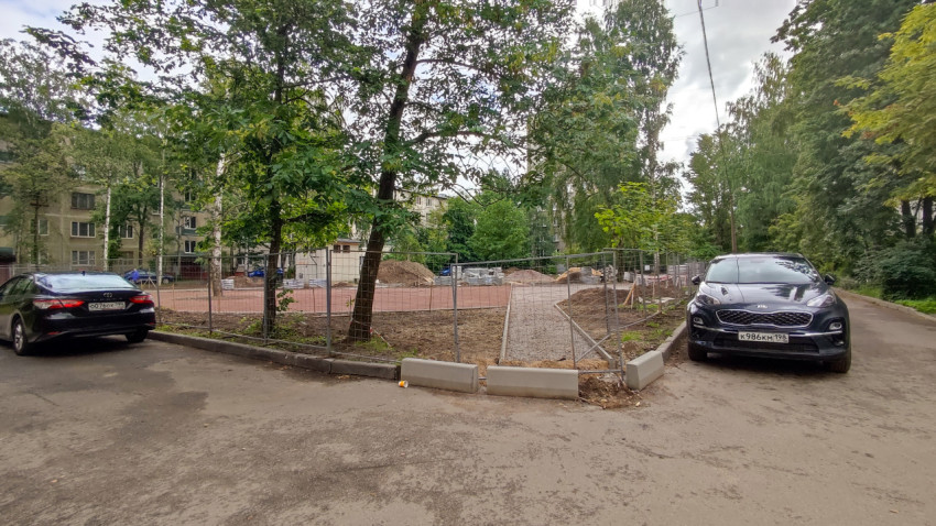 Строительная ограда во дворе жилого дома в городе