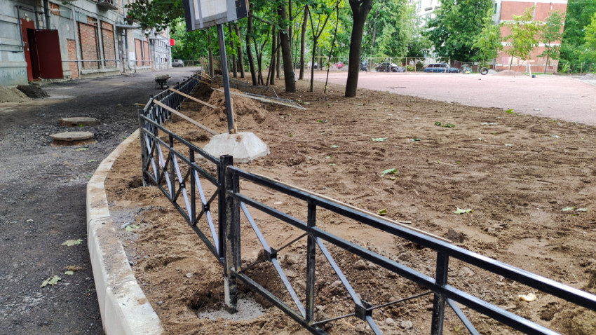 Установка нового забора во дворе многоквартирного дома
