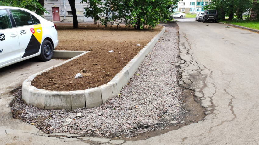 Установка нового бордюра во дворе многоквартирного дома