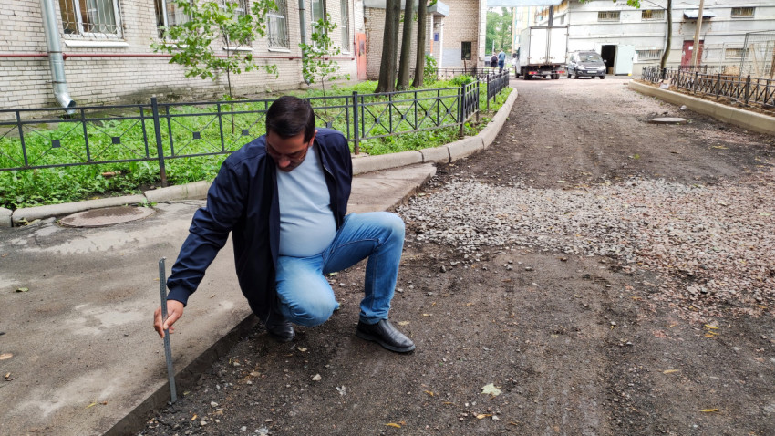 Замер толщины асфальтового слоя на улице в жилом районе города