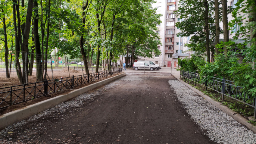 Работы по замене асфальта во дворе жилого дома