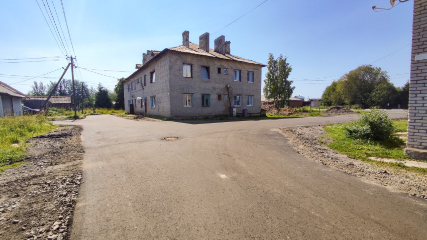 Новый асфальт на дороге в сельском районе под солнечным небом