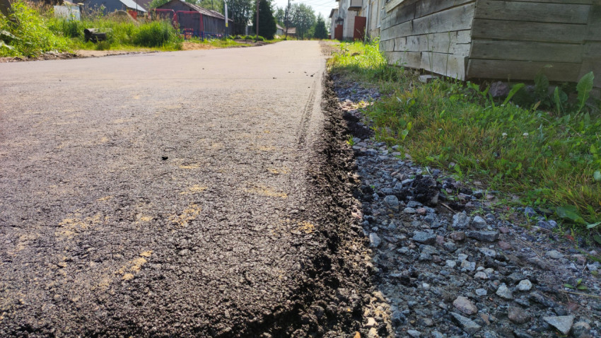 Новый асфальт на дороге в деревне в солнечный день