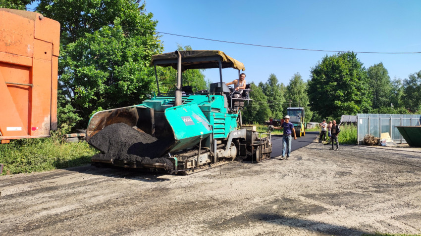 Асфальтирование дороги в сельской местности в жаркий летний день
