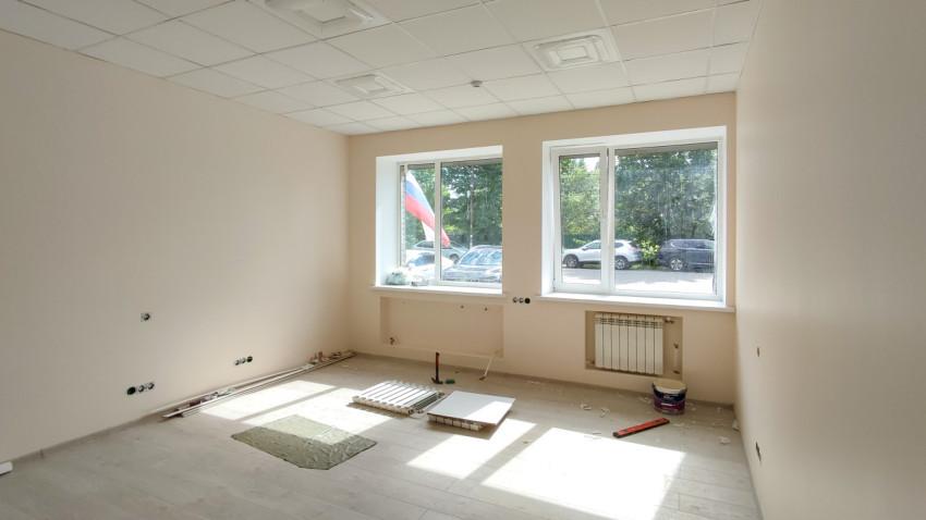 Ремонт офиса в здании с большими окнами