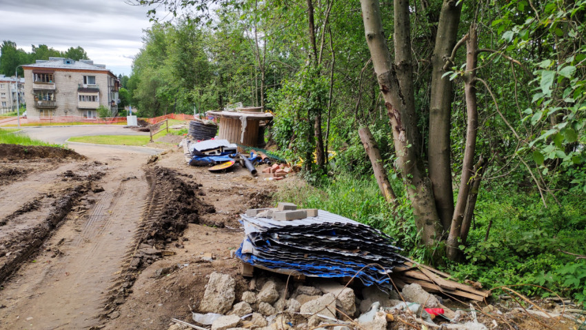 Строительные материалы у дороги в загородной местности