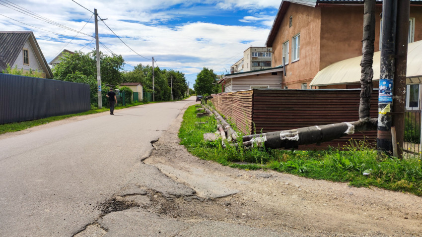 На тихой улице посёлка в ясный день