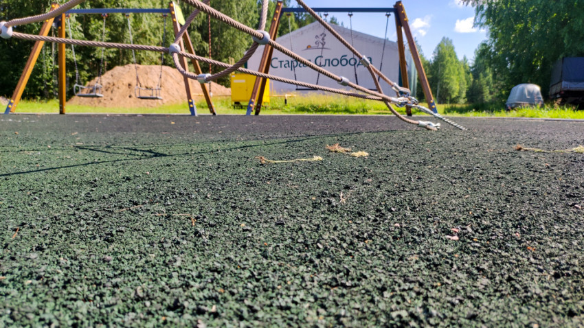 Резиновое покрытие с мелким мусором на детской площадке в Старой Слобода