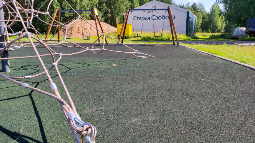 На детской площадке в Старой Слободе установлено резиновое покрытие
