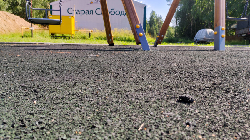 Резиновое покрытие с мелким мусором и крошкой на детской площадке