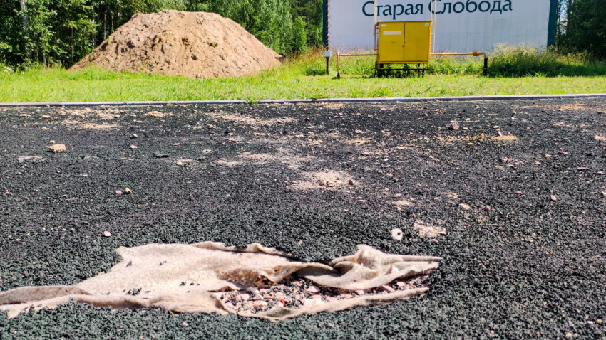 Поврежденное резиновое покрытие на детской площадке в Старой Слободе