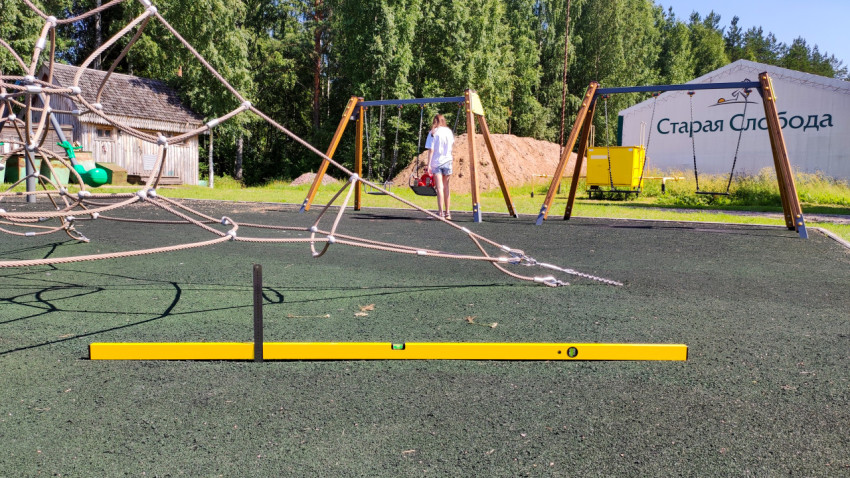 Измерение неровностей резинового покрытия на детской площадке в Старой Слободе