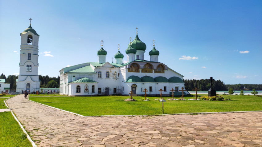 Александро-Свирский монастырь на фоне голубого неба и зелёной травы