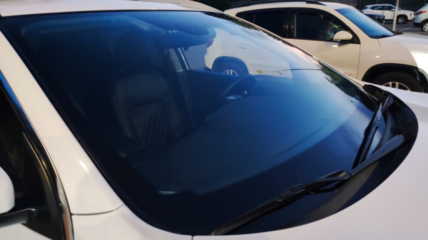 Лобовое стекло Nissan Qashqai на парковке